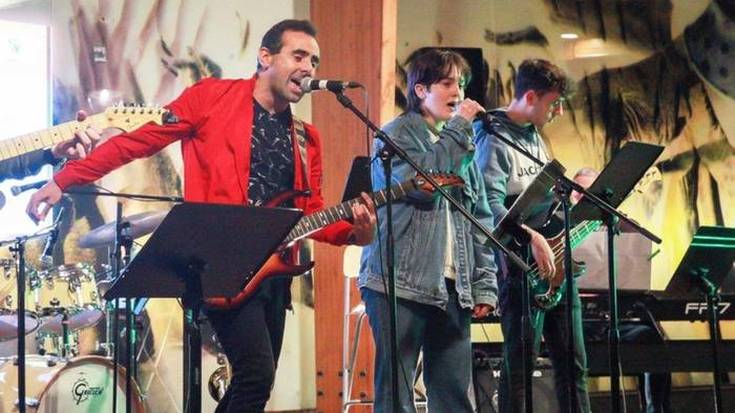 Musika eskolako hiru talde gaur, Emakumeon Plazan