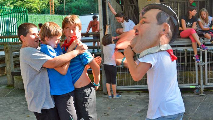 Zapi gorriak prest Martindegin,  lau egunez auzoa festaz janzteko