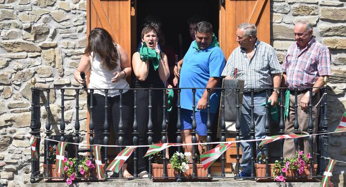 Lau esku, 44 urtez makilari eusteko
