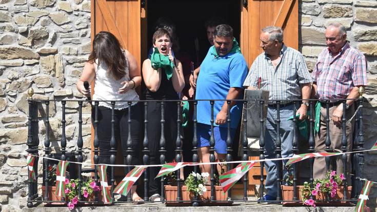 Lau esku, 44 urtez makilari eusteko