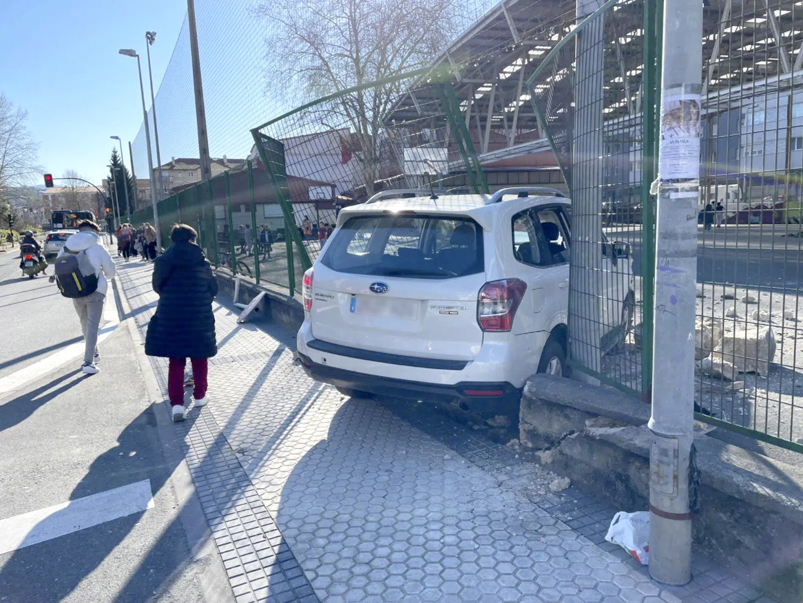 Kotxe batek istripua, Arantzazuko Amako hesiaren kontra