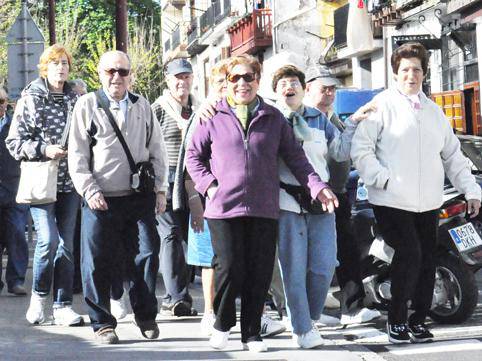Bi orduko paseoa, giro ederrean. Goiz Eguzkiko kideek