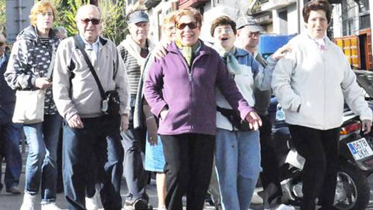 Bi orduko paseoa, giro ederrean. Goiz Eguzkiko kideek