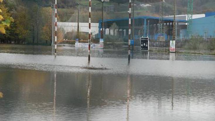 Urumea ibaia atera egin da Landaren, eta alerta egoera dago asteazken arte