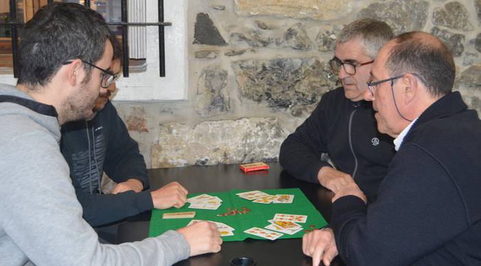 Batzarra eta mus txapleketa, Ur Mian