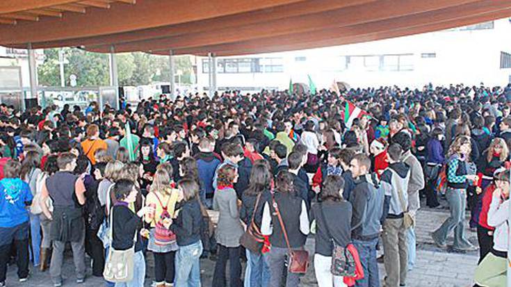 Ehunka lagun bildu ziren atzo herrian Independentzia Eguneko deialdiarekin bat eginda