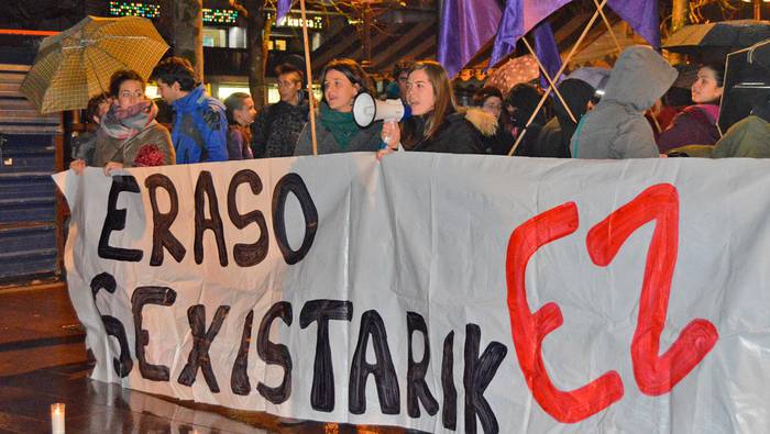 Gasteizko eraso sexista salatzeko,  kontzentrazioa egin zuten Plaza Berrin