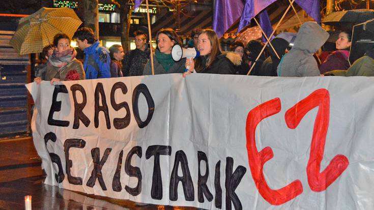 Gasteizko eraso sexista salatzeko,  kontzentrazioa egin zuten Plaza Berrin