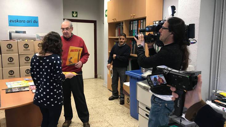 'Hesola' komikiari buruz, 'Atera kontuak' saioan