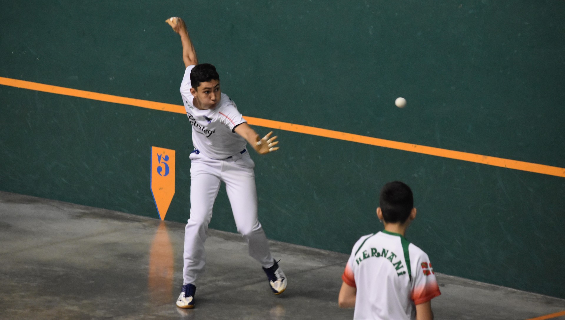 Sei txapela jantzi dituzte bailarako esku pelotariek, Zikuñaga Papelera torneoan