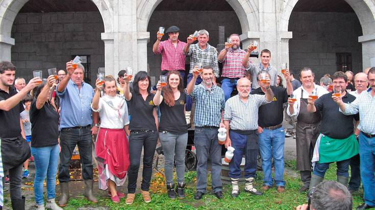 Sagardoaren bidean barrena gaur,  eta aurreneko muztioa dastatzeko zita bihar