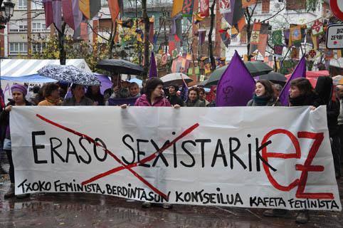 Indarkeria sexistaren aurka, 
herritar ugari atera zen atzo kalera