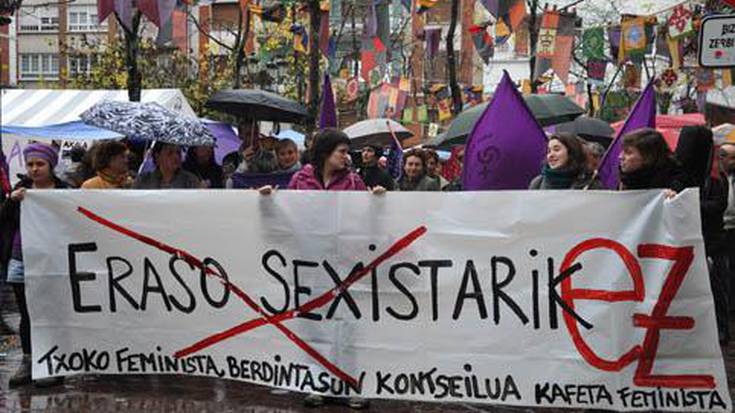 Indarkeria sexistaren aurka, 
herritar ugari atera zen atzo kalera