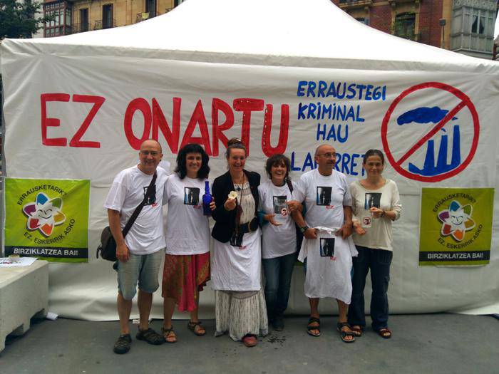 Erraustegiaren aurka gose greban, bi hernaniar Easo Plazan