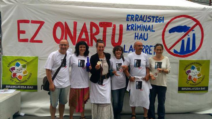Erraustegiaren aurka gose greban, bi hernaniar Easo Plazan