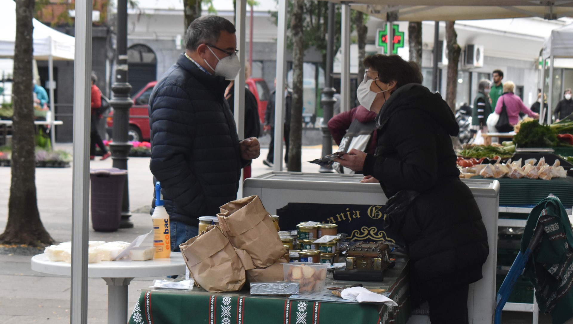 Azoka Ibiltaria gaur goizean zehar, Plaza Berrin