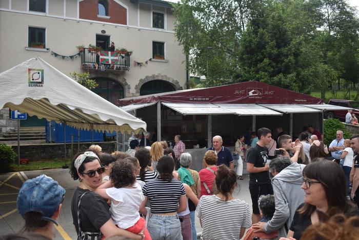 Egitarau zabala prestatu dute ostegunean hasiko diren San Antonio jaietarako
