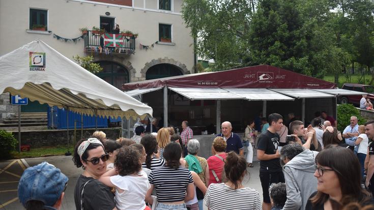 Egitarau zabala prestatu dute ostegunean hasiko diren San Antonio jaietarako