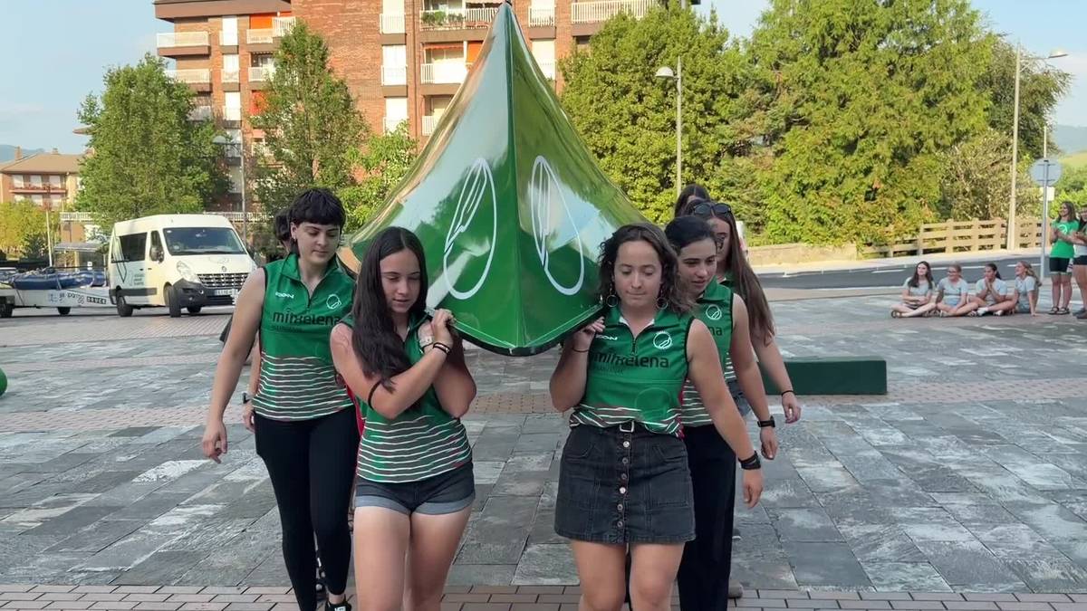 Herritarrei aurkeztu diete 'Maialen' trainerua, asteburuan uretaratu aurretik