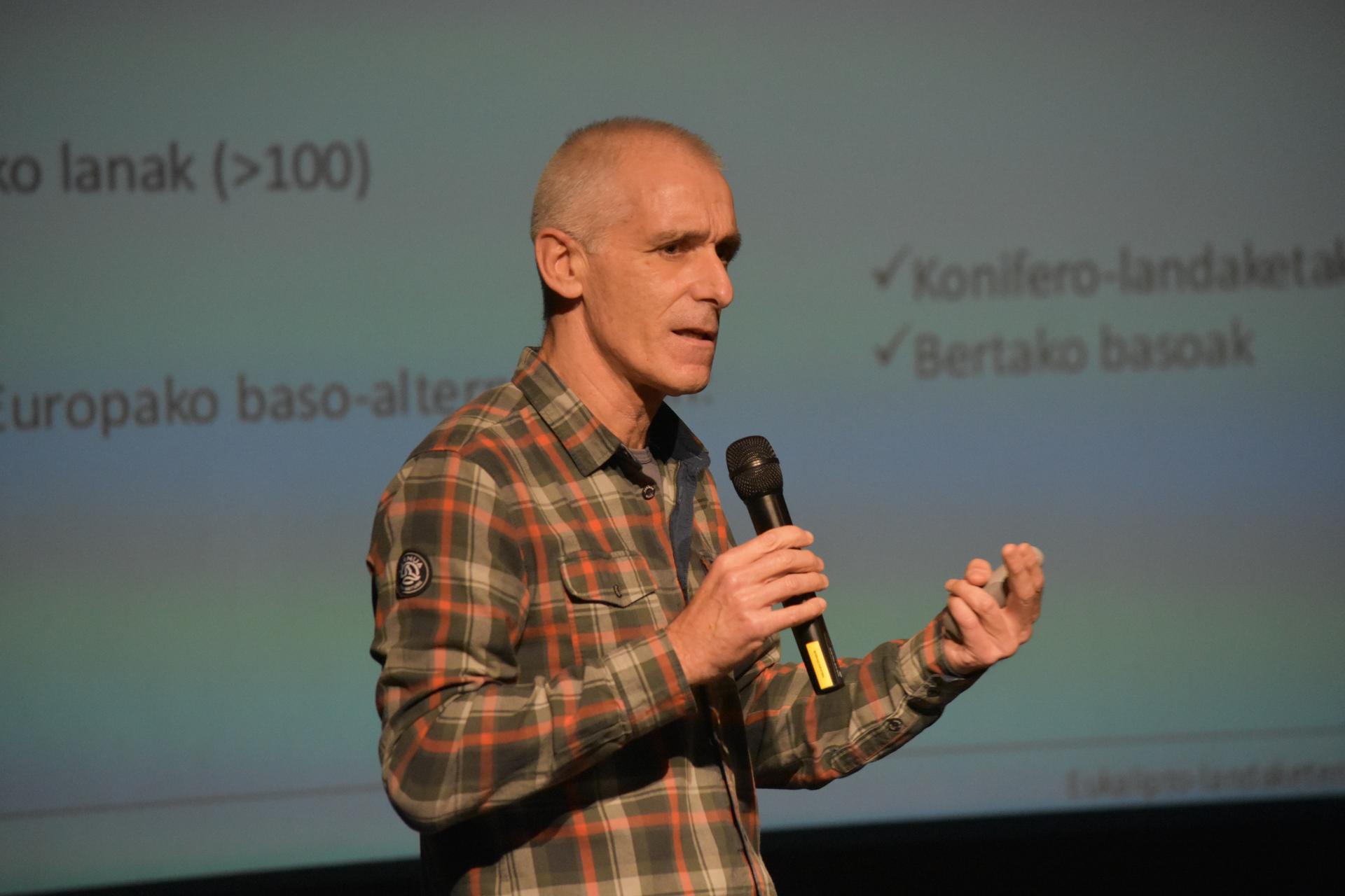 Eukaliptoa izango da gaur hizpide Ereñotzun, Iñaki Sanz–Azkue eta Arturo Elosegirekin
