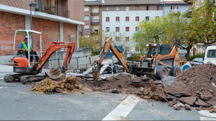 Onddi kaleak itxita jarraitzen du eta lanean ari dira lehertutako tuberia bilatzen