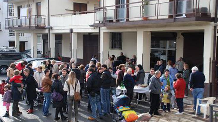 Txistorra usaina zabaldu zen atzo Sorgintxulo auzoan barrena