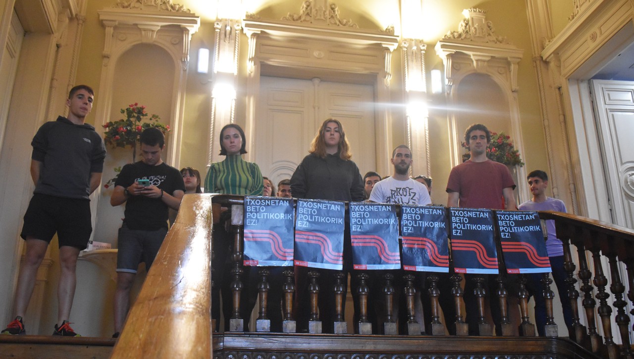Kontseilu Sozialistak itxialdia egin du udaletxean
