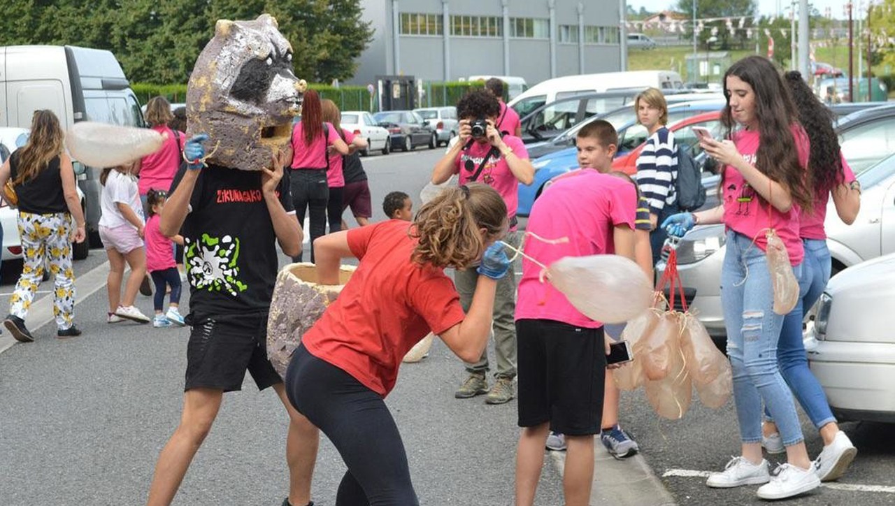 Gaur arratsaldean hasiko dira Zikuñagako festak, buruhaundien eta dultzaineroen laguntzarekin
