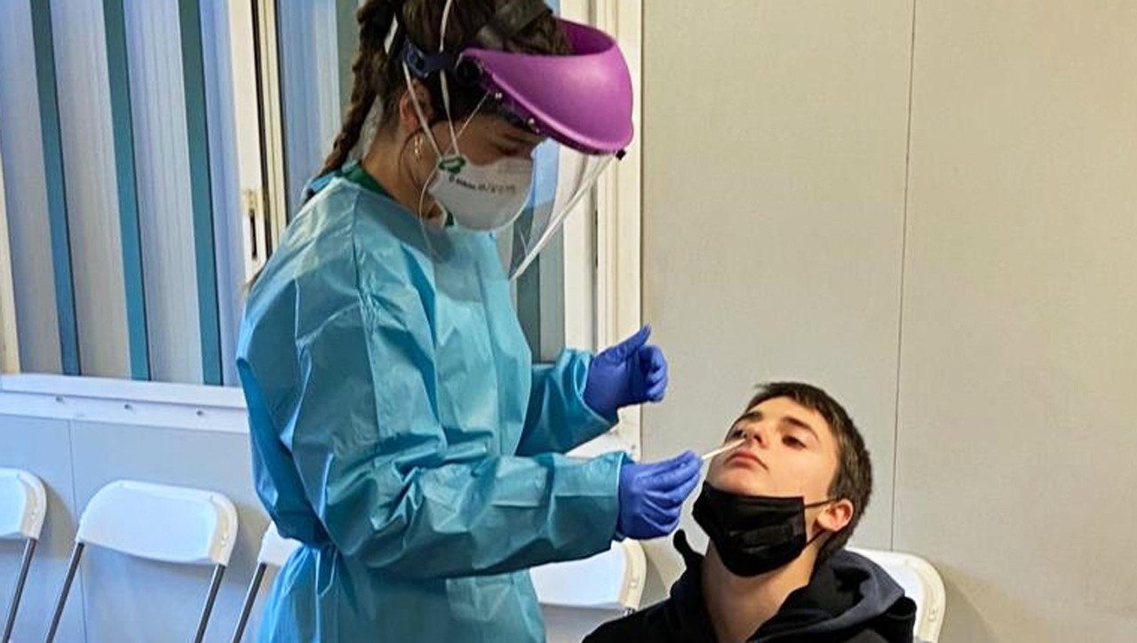 Neurriak zertxobait zorroztu dituzte, egoera epidemiologikoa «kezkagarria» delako