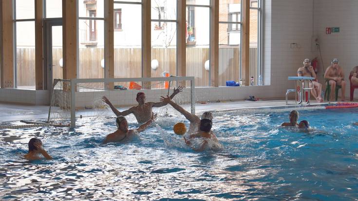 Kiroldegiko igerilekua itxita bihar arratsaldean, waterpolo txapelketagatik