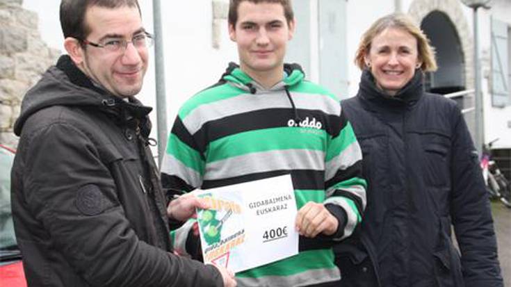 Argoitz Otañok 400 euroko saria jaso du Astigarragan, 
gidabaimena euskeraz ateratzeagatik