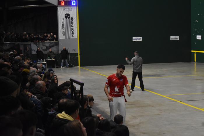 Herrikideen  babesean agurtu zen Hodei Exposito