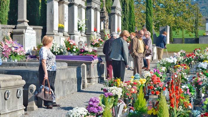 Kolorea eta dizdira, hildako senide eta lagunak gogoratzeko