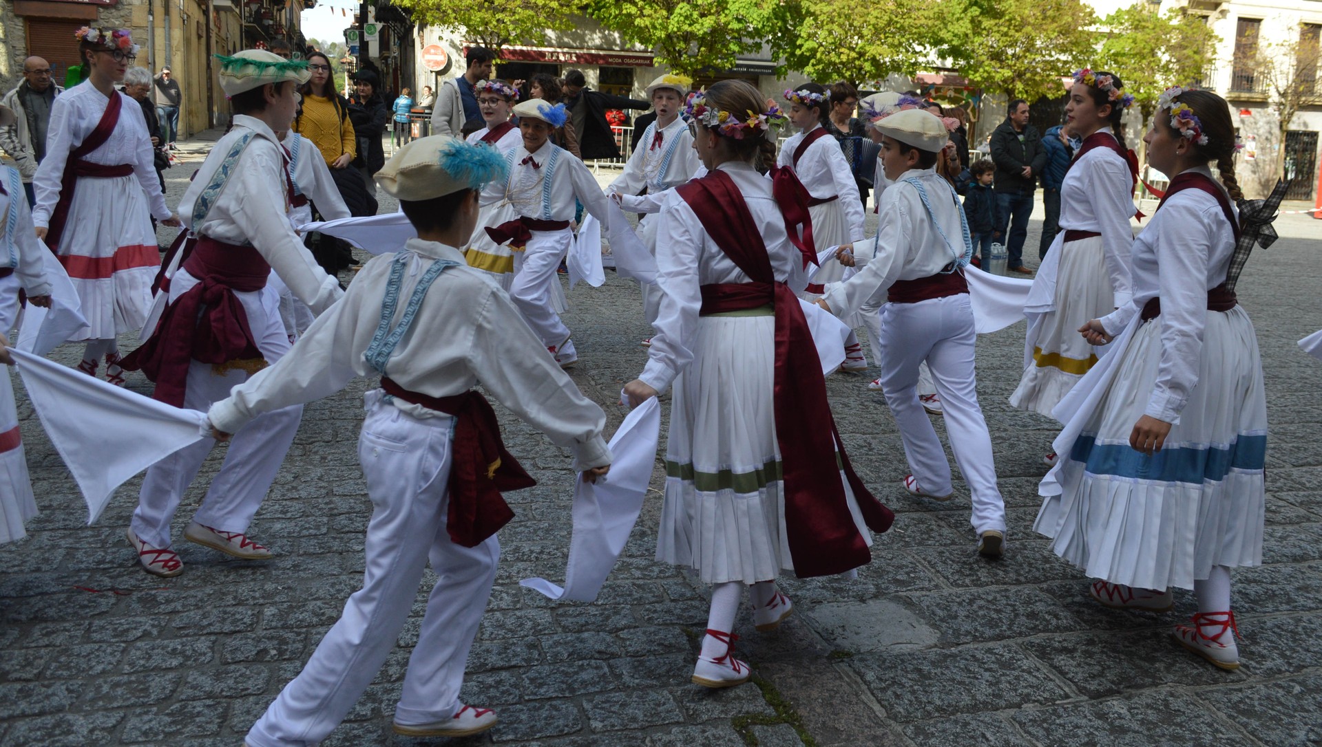 Dantzariek hartuko dituzte gaurtik kaleak