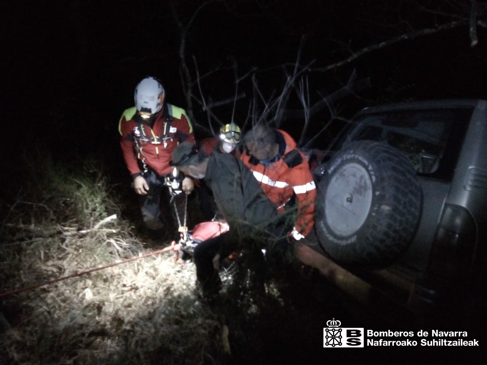Gizon bat hil da Goizuetan, autoa amildegira erori eta zuhaitzak jota