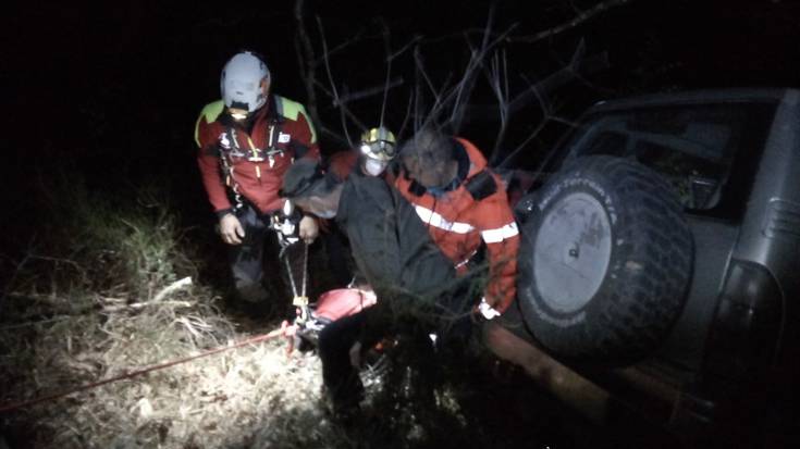 Gizon bat hil da Goizuetan, autoa amildegira erori eta zuhaitzak jota