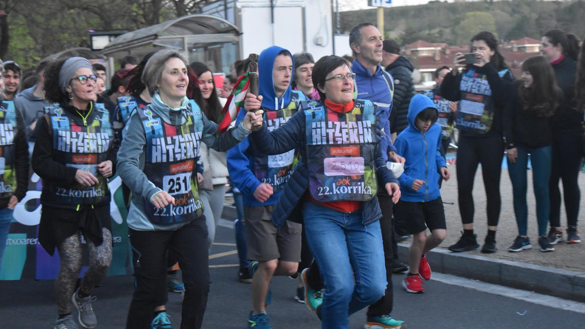 Korrikako arropa eta petoak saltzeko postua, larunbatean Plaza Berrin