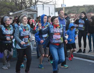 Korrikako arropa eta petoak saltzeko postua, larunbatean Plaza Berrin