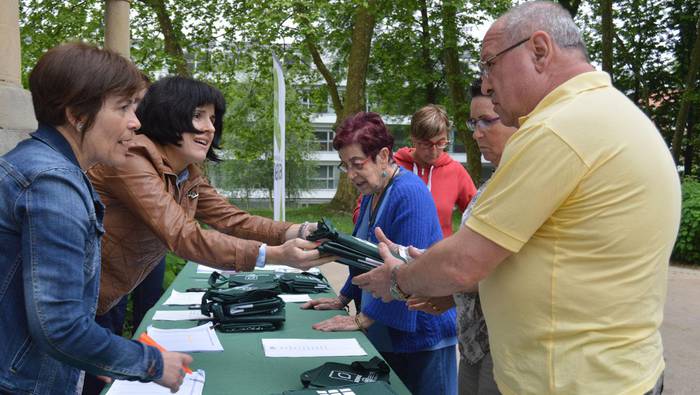 Poltsa berrerabilgarriak banatzen gaur, azokan