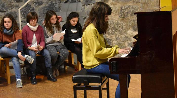 Behatzen dantzarekin musika, piano ikasleek