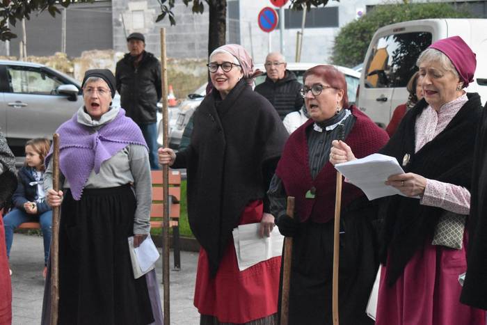 Santa eskean, eztarriak urratzeko beldurrik gabe