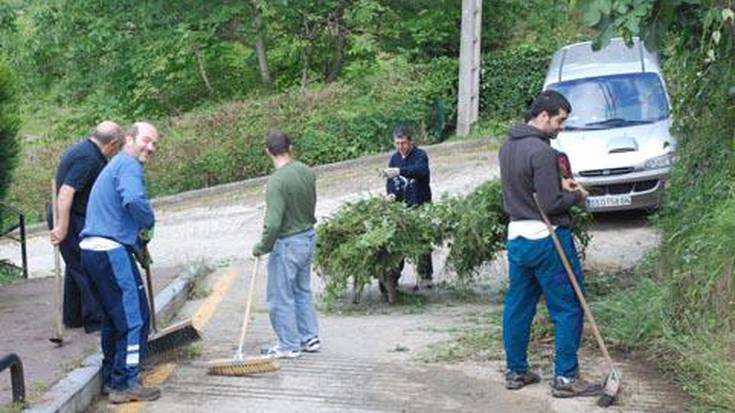 La Cumbreko bizilagunek bazterrak txukundu zituzten auzolanean