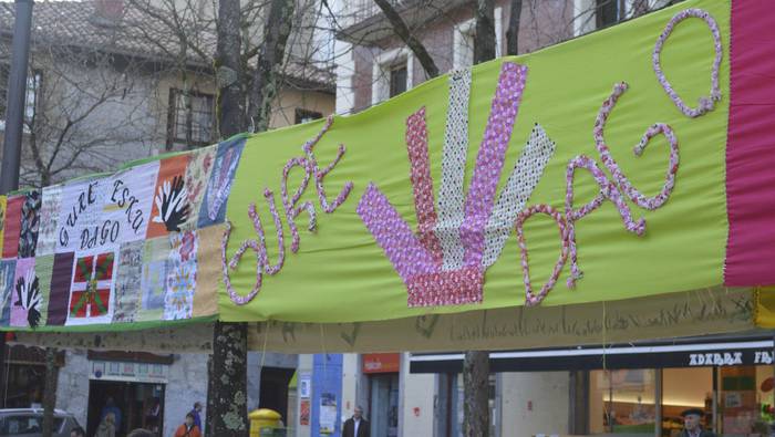 Urte zaharra koloreztatzeko, Plaza Berri  eta inguruak dekoratu zituzten