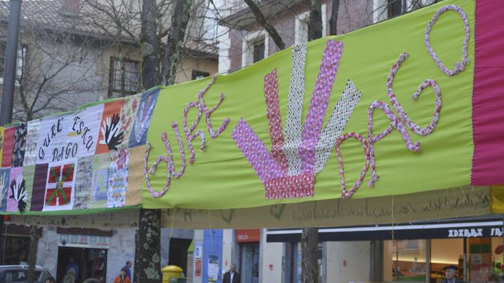 Urte zaharra koloreztatzeko, Plaza Berri  eta inguruak dekoratu zituzten
