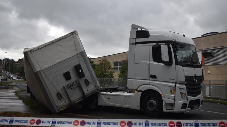 Trailer bati gainezka egin zion kargak,  eta trabatuta geratu zen Karabel ondoan