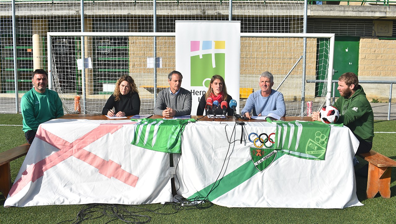 «Futbolaz gozatzera etorri behar du jendeak, besterik ez»