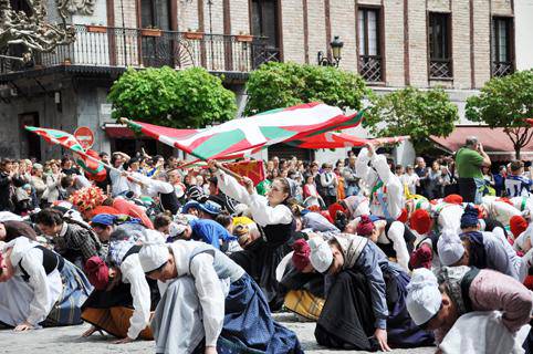 Hernani dantzarako plaza, zortzi egunez