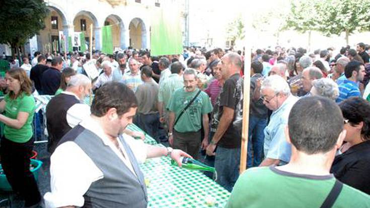 Eguraldi eguzkitsua lagun, jendetza bildu zen Sagar eta sagardoaren festan