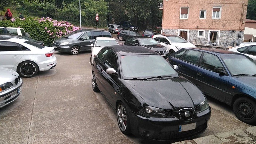 Plaza eta inguruko aparkalekuak antolatu egingo ditu Auzo Udalak