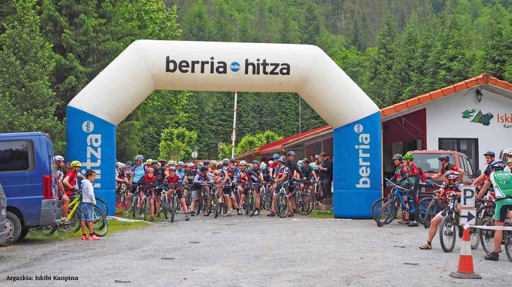 Bi zirkuitu aukeran, Artikutza parke naturaletik barrena